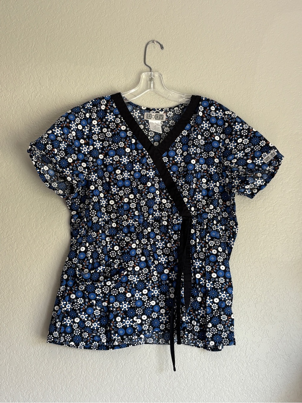 Cherokee Body Black and Blue Floral Wrap Scrub Top women’s L